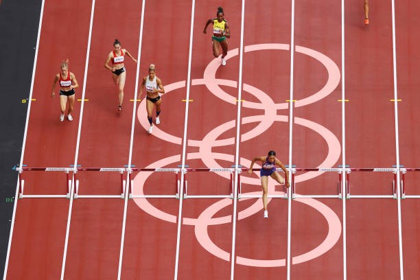 Quách Thị Lan (thứ 2 từ trái qua) tại nội dung 400m rào nữ. (Nguồn: Getty Images)