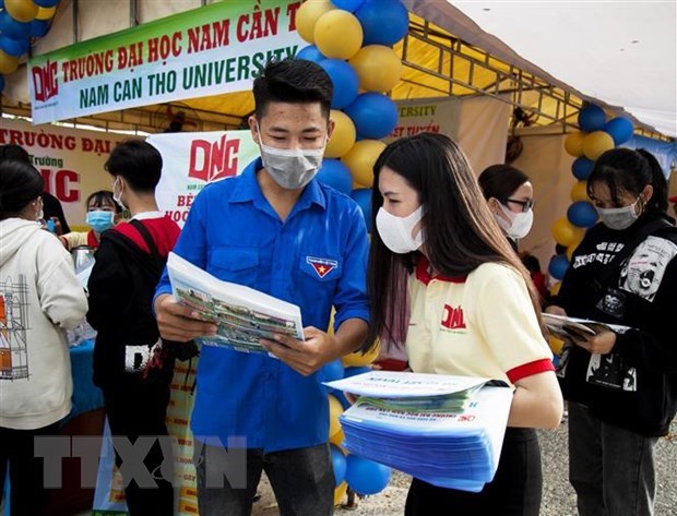 Đảm bảo quyền lợi xét tuyển đại học cho thí sinh đặc cách tốt nghiệp Học sinh Trung học phổ thông tìm hiểu chương trình tuyển sinh của các trường cao đẳng, đại học. (Ảnh: Hồng Đạt/TTXVN)