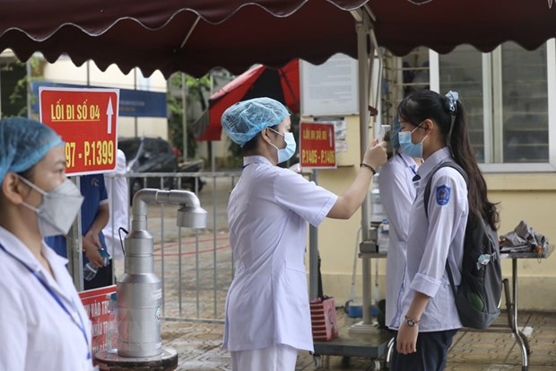 Đảm bảo quyền lợi xét tuyển đại học cho thí sinh đặc cách tốt nghiệp Lực lượng y tế phải túc trực tại các điểm thi tốt nghiệp trung học phổ thông đợt 1. (Ảnh: TTXVN)
