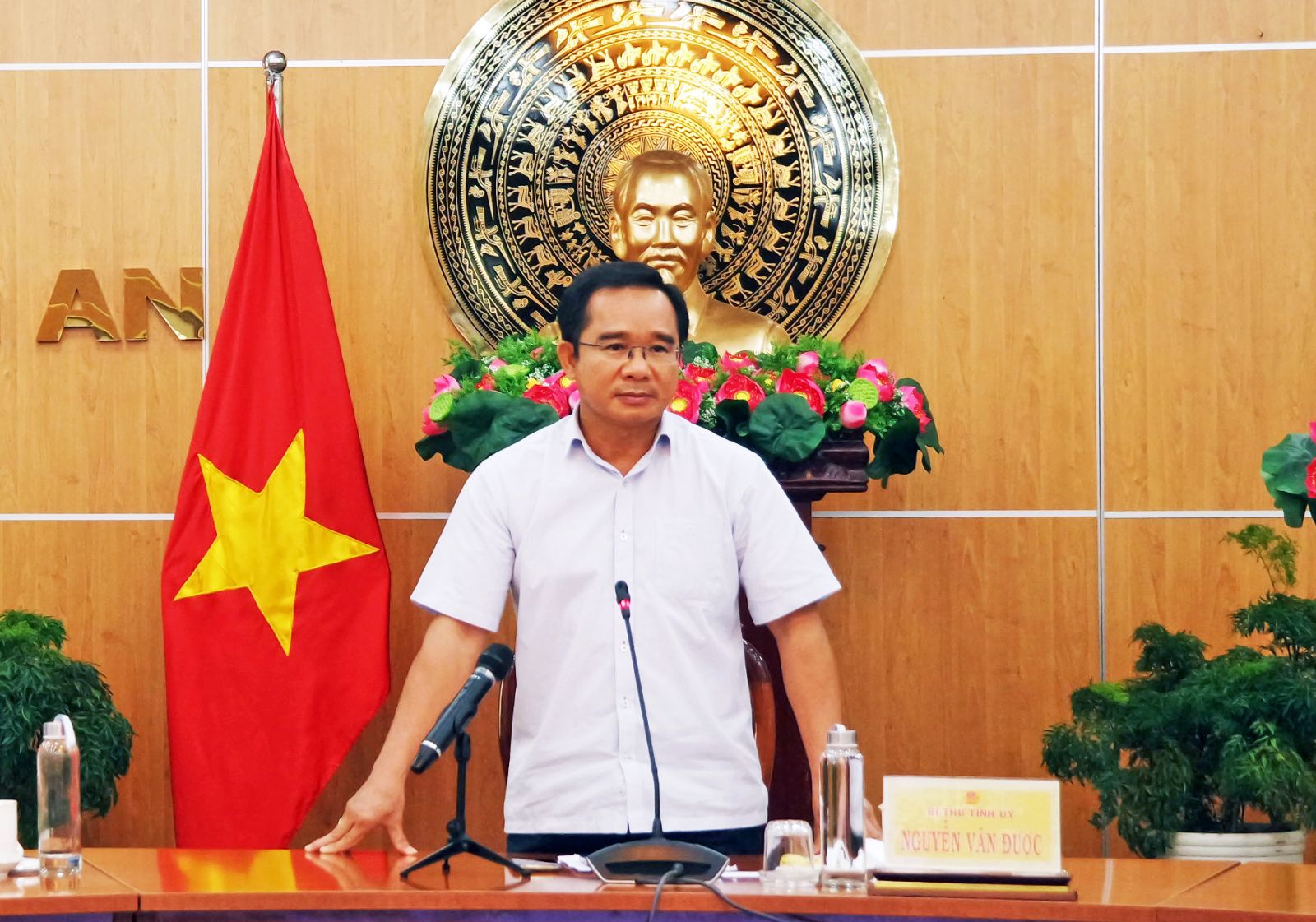 Long An: About 645,000 doses of vaccine to be injected to people in "red zone" Secretary of the Long An Party Committee - Nguyen Van Duoc requires to have the cooperation and synchronous coordination of all levels and branches, the consensus and determination of the people in preventing and fighting against Covid-19
