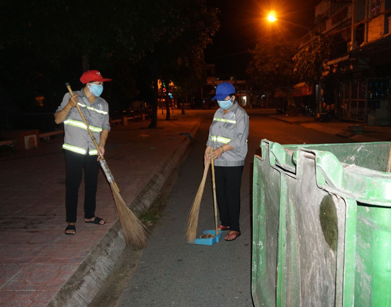 Với 17 năm làm công việc dọn dẹp đường phố, chị Lê Thị Mỹ Hạnh (bên trái) luôn làm tròn trách nhiệm của mình