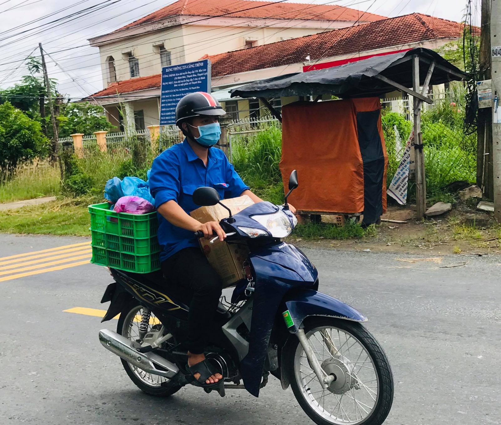 Đoàn viên thanh niên xã Bình Đức vận chuyển rau, củ, quả đến trao cho người dân