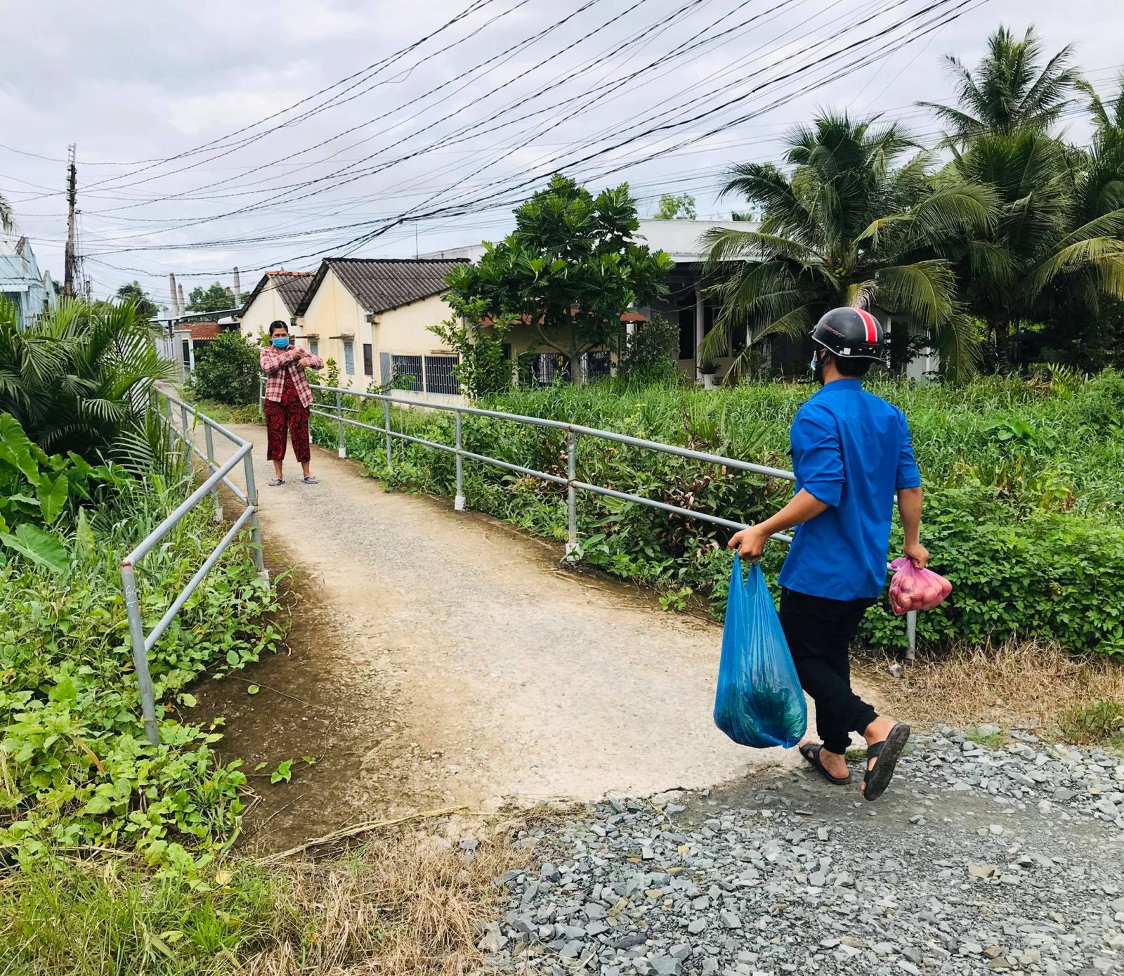 Người dân xã Bình Đức nhận lương thực, thực phẩm và hàng thiết yếu nhờ cán bộ, đoàn viên xã đi chợ hộ