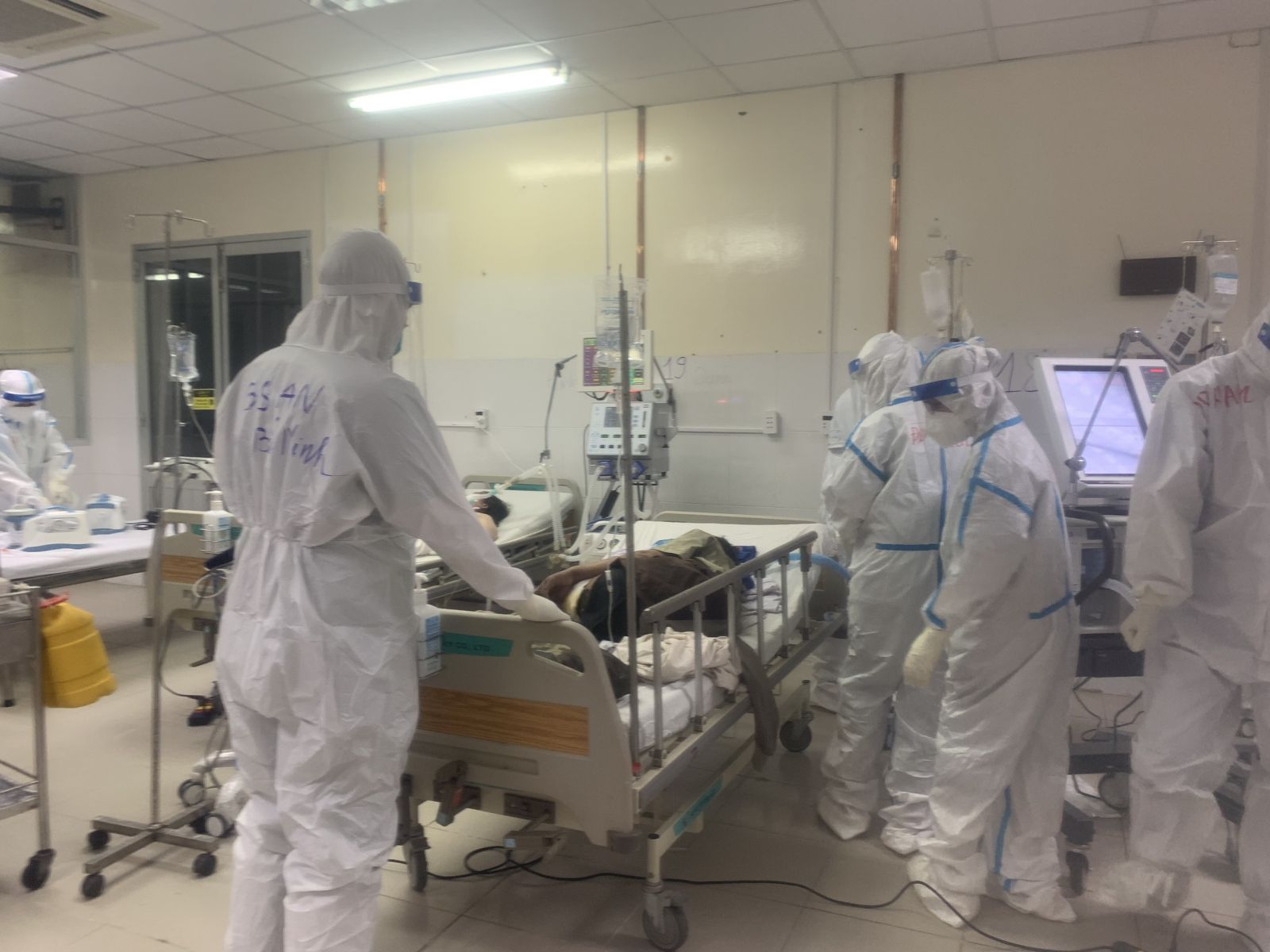 Bác sĩ Bắc Ninh hỗ trợ điều trị tại bệnh viện hồi sức bệnh nhân Covid – 19 tại Đức Hòa