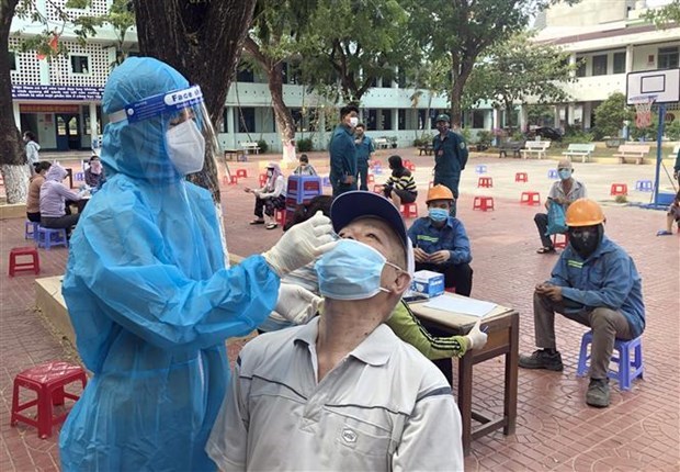 PM requests stronger efforts in COVID-19 fight COVID-19 testing (Photo: VNA)