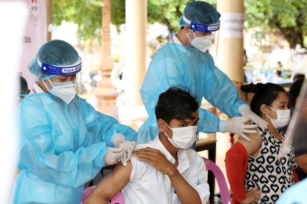 Nhân viên y tế tiêm vaccine ngừa COVID-19 cho người dân Campuchia. (Ảnh: THX/TTXVN)