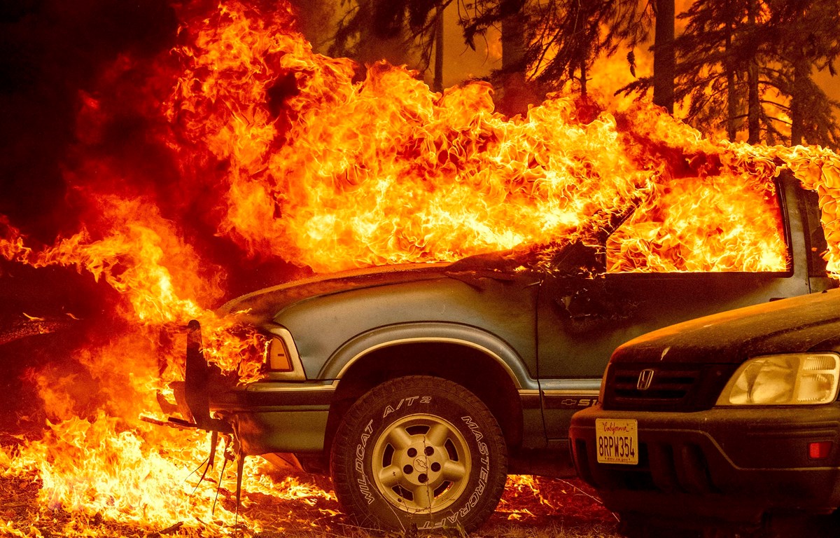 Khói lửa cháy rừng bốc ngùn ngụt tại Greenville, California (Mỹ) ngày 5/8/2021. (Ảnh: AFP/TTXVN)
