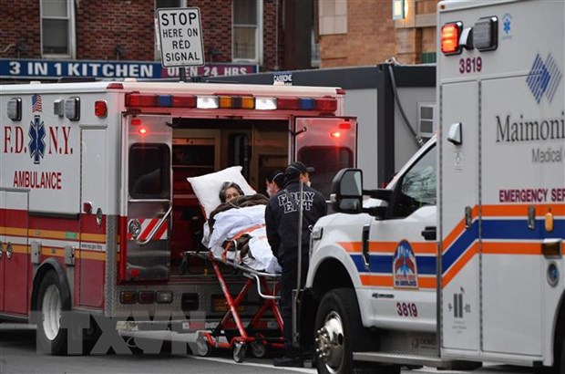 Nhân viên y tế chuyển bệnh nhân COVID-19 tới trung tâm y tế tại New York, Mỹ. (Ảnh: AFP/TTXVN)