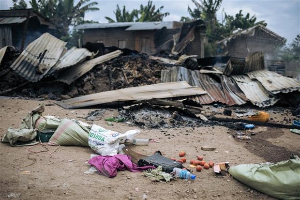 Nhiều ngôi nhà bị đốt phá trong vụ tấn công của phiến quân tại làng Manzalaho gần Beni, Cộng hòa Dân chủ Congo. (Ảnh: AFP/TTXVN)