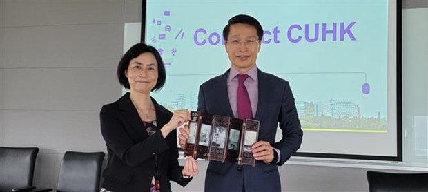Leading Hong Kong university to provide 15 scholarship to Vietnamese student annually Pham Binh Dam, Vietnamese Consul General in Hong Kong (China) (R) meets Prof. Suk-Ying Wong, Associate Vice-President and Director of Admissions and Financial Aid at CUHK (Photo: VNA)