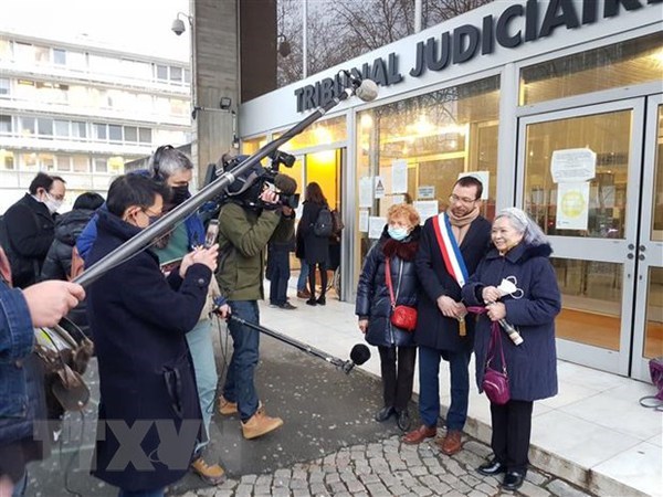 Great efforts made to settle AO disaster in Vietnam Tran To Nga (R) takes a photo with her supporters before a hearing for her lawsuit in France (Photo: VNA)