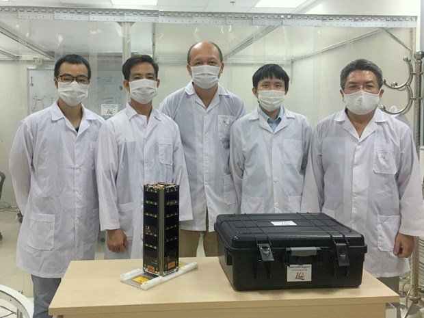 Vietnam’s sea observation satellite to be launched in Japan Scientists of the Vietnam National Space Center (VNSC) (Photo: nhandan.com.vn)