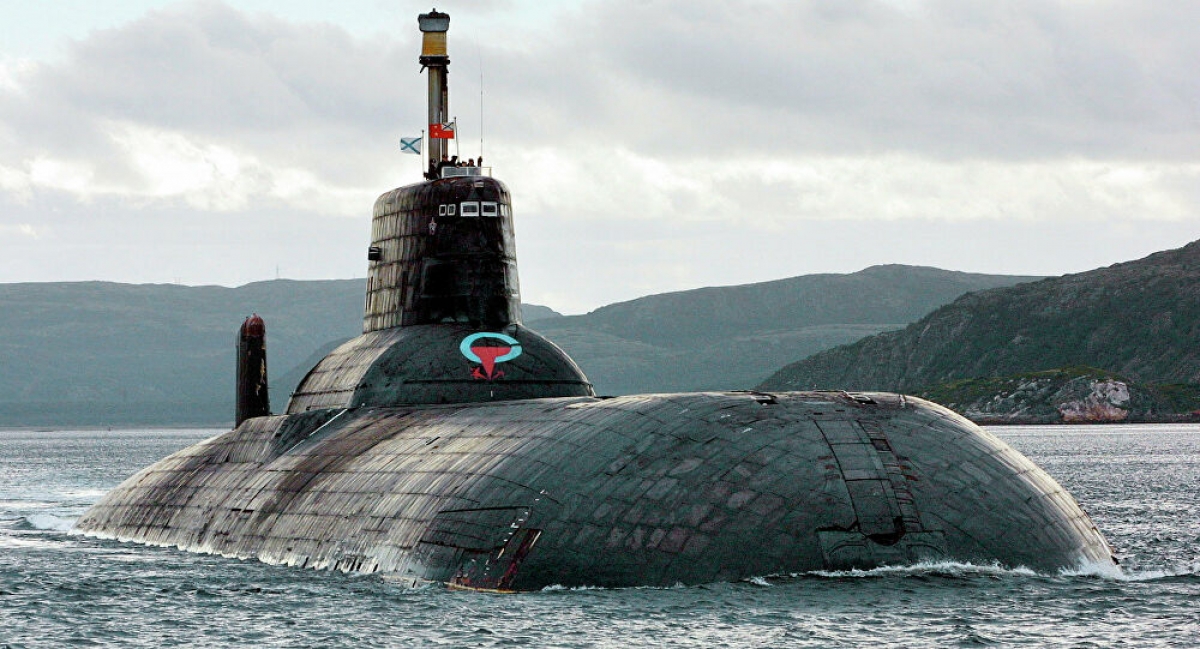 Một trong các tàu ngầm lớp Akula của Nga ở biển Barents năm 2001. Ảnh: AP