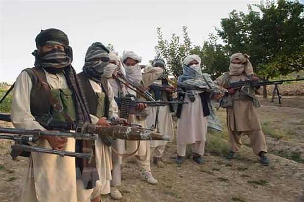 Các tay súng Taliban được vũ trang hạng nặng tại một địa điểm chưa xác định ở thành phố Ghazni, Đông Nam Afghanistan. (Ảnh: AP/TTXVN)