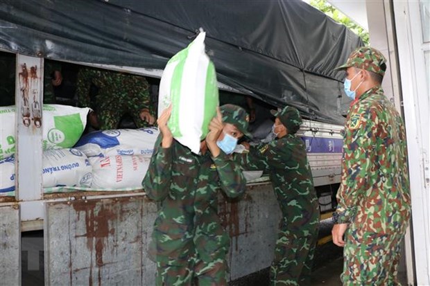 Ủy ban Mặt trận Tổ quốc Việt Nam tỉnh Đồng Tháp tiếp nhận 10 tấn gạo ủng hộ công tác phòng, chống dịch COVID-19. (Ảnh: Chương Đài/TTXVN)