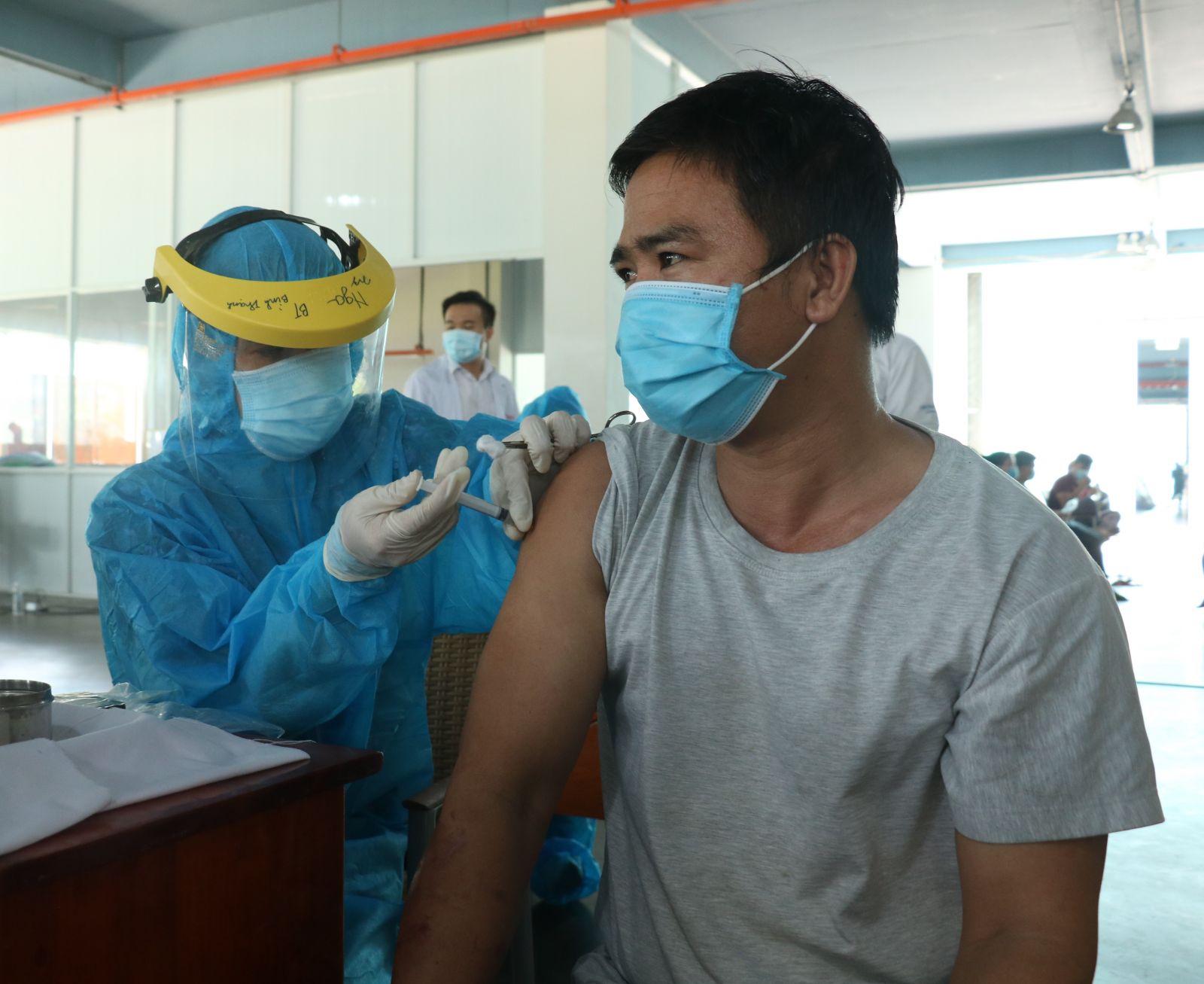 Tiêm vắc-xin phòng Covid-19 cho công nhân của các doanh nghiệp thực hiện phương án “3 tại chỗ” (Ảnh chụp tại Công ty TNHH SX-TM Tân Thành Hòa Long An)