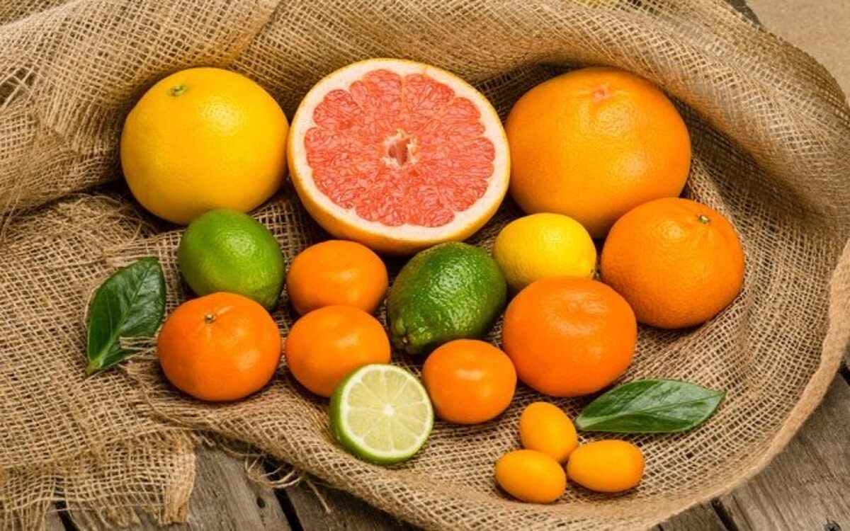 Cam, chanh, bưởi: Các loại trái cây có múi chứa một lượng lớn vitamin C, chất chống oxy hóa quan trọng, giúp cải thiện chức năng miễn dịch.