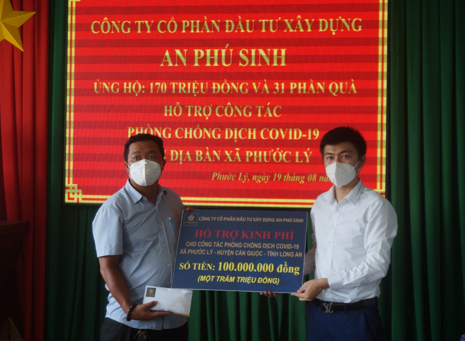 Công ty An Phú Sinh hỗ trợ huyện Cần Giuộc hơn 300 triệu đồng phòng, chống dịch