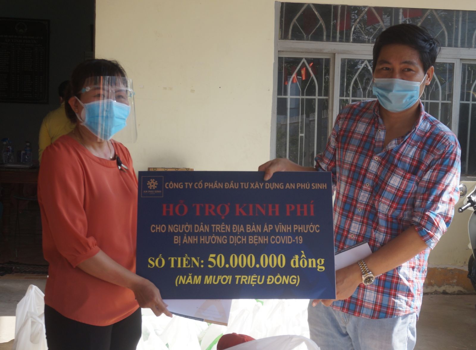 Công ty An Phú Sinh hỗ trợ huyện Cần Giuộc hơn 300 triệu đồng phòng, chống dịch