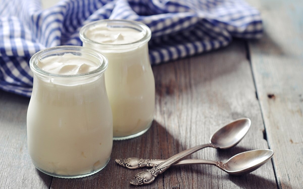 Sữa chua: Hầu hết các loại sữa chua đều chứa vi khuẩn sống giúp cân bằng hệ vi sinh vật đường ruột, hỗ trợ cơ thể trong việc tiêu hóa, kiểm soát hệ miễn dịch.