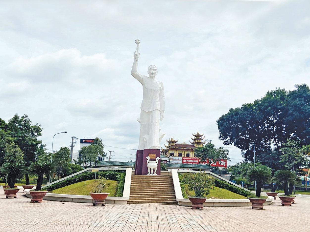 Tượng đài tưởng niệm đồng chí Võ Văn Tần - người chiến sĩ cộng sản kiên cường, quả cảm, mẫu mực, tuyệt đối trung thành với lý tưởng cộng sản