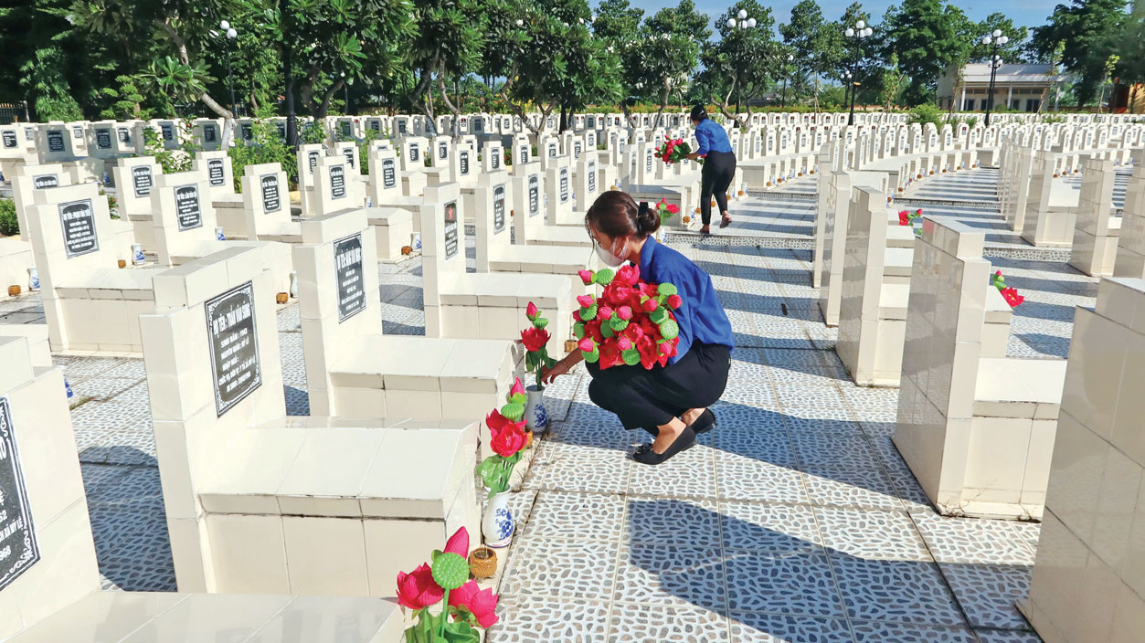 Đoàn viên, thanh niên tích cực thực hiện công trình thanh niên  “Chăm sóc các công trình ghi công liệt sĩ” (Ảnh do Huyện đoàn Cần Đước cung cấp)