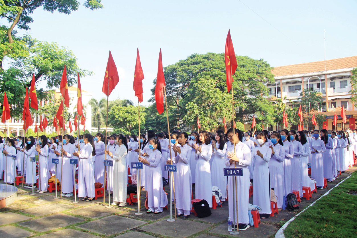 Học sinh Trường THPT Nguyễn Hữu Thọ trong buổi lễ khai giảng năm học