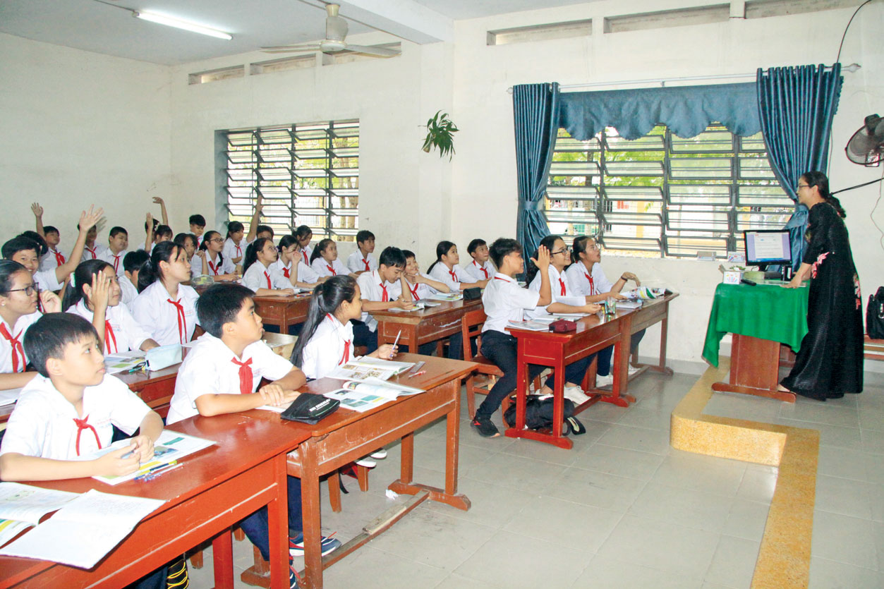Chuyện về những ngôi trường mang tên nhân vật lịch sử Giáo viên Trường THCS Nguyễn Trung Trực ứng dụng công nghệ thông tin trong giảng dạy