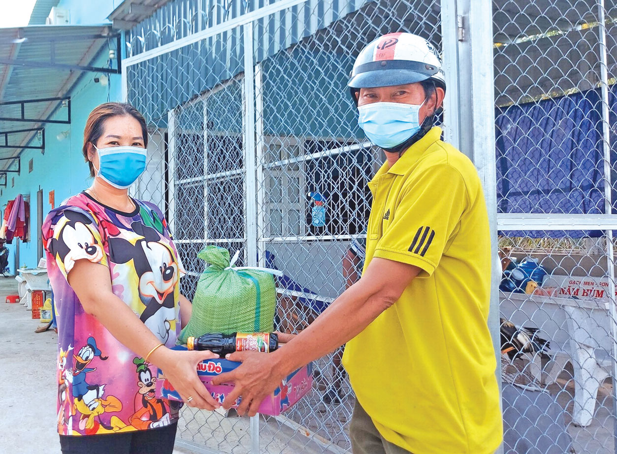 Đoàn kết xây dựng quê hương giàu đẹp Hỗ trợ các phần quà cho hộ gia đình bị ảnh hưởng bởi đại dịch Covid-19