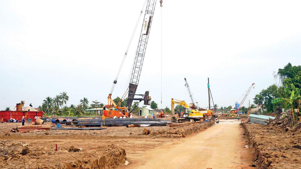 Hạ tầng giao thông - đi trước một bước, dẫn đường cho phát triển Một đoạn công trình đường Vành đai TP. Tân An đang thi công