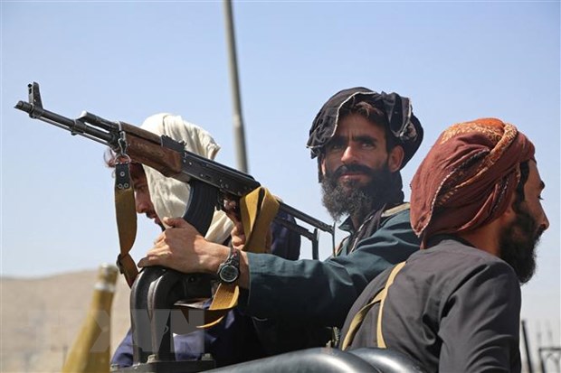 Các tay súng Taliban gác trên đường phố thủ đô Kabul, Afghanistan ngày 16/8/2021. (Ảnh: AFP/TTXVN)