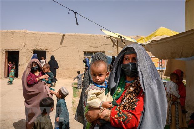Phụ nữ và trẻ em sơ tán tại tỉnh Helmand, Afghanistan. (Ảnh: AFP/TTXVN)