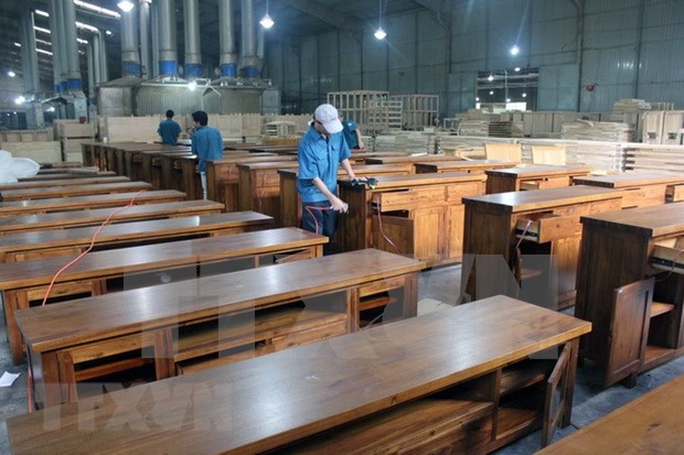 Firms offered recommendations to boost exports to EU Producing woodwork for export (Photo: VNA)