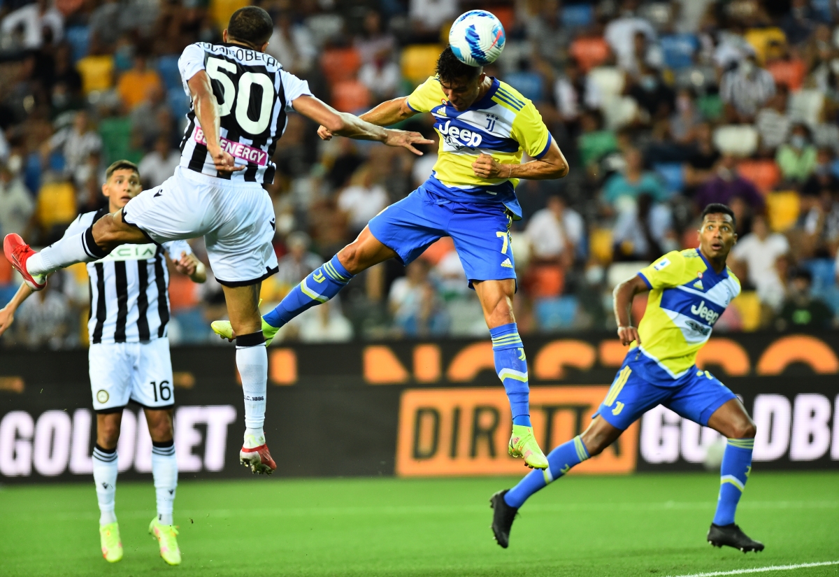 Ronaldo đánh đầu tung lưới Udinese nhưng bàn thắng không được công nhận. (Ảnh: Reuters) Trước trận hoà 2-2 trên sân Udinese, vị thuyền trưởng Juventus cũng khẳng định Cristiano Ronaldo không hề muốn rời khỏi đội bóng và luôn làm việc với thái độ cực kỳ chuyên nghiệp.  Trong trận này, Cristiano Ronaldo vào sân thế chỗ Alvaro Morata ở phút 60 và có pha đánh đầu tung lưới Udinese ở phút 90+4. Tuy nhiên, bàn thắng không được công nhận vì trọng tài xác định CR7 đã việt vị.  Phó Chủ tịch Juventus – Pavel Nedved cũng lên tiếng giải thích việc Cristiano Ronaldo ngồi dự bị: “Chúng ta không nên mất thời gian vào những chuyện vô bổ. Mùa giải mới chỉ bắt đầu, cậu ấy vẫn chưa có thể trạng sung mãn nhất nên ngồi dự bị là bình thường. Điều này được thảo luận rõ ràng với các cầu thủ. Tôi khẳng định Cristiano Ronaldo sẽ tiếp tục ở lại Juventus”./.