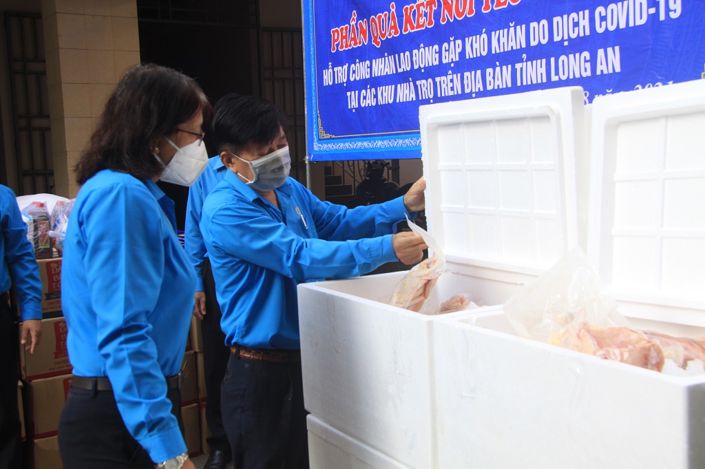 Tặng 12.100 phần quà cho công nhân, lao động Công ty TNHH Pouyuen Việt Nam gặp khó khăn trên địa bàn tỉnh Long An