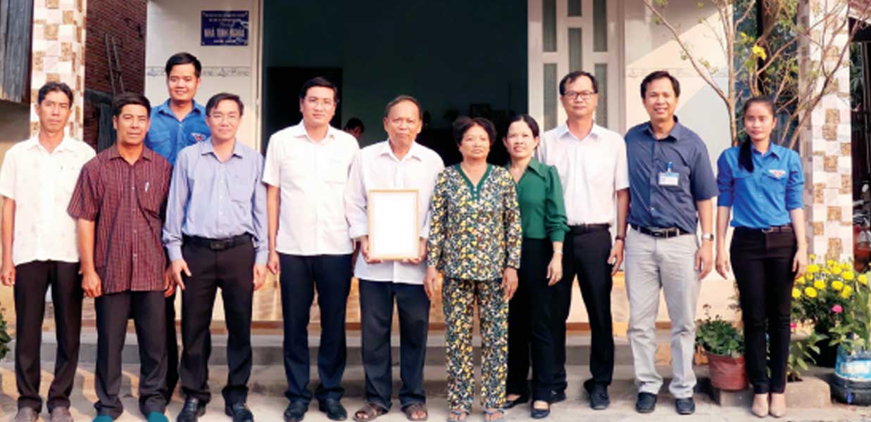 Niềm vui từ những căn nhà tình nghĩa Sở Tài nguyên và Môi trường trao nhà tình nghĩa tại xã Hưng Thạnh, huyện Tân Hưng. Ảnh tư liệu