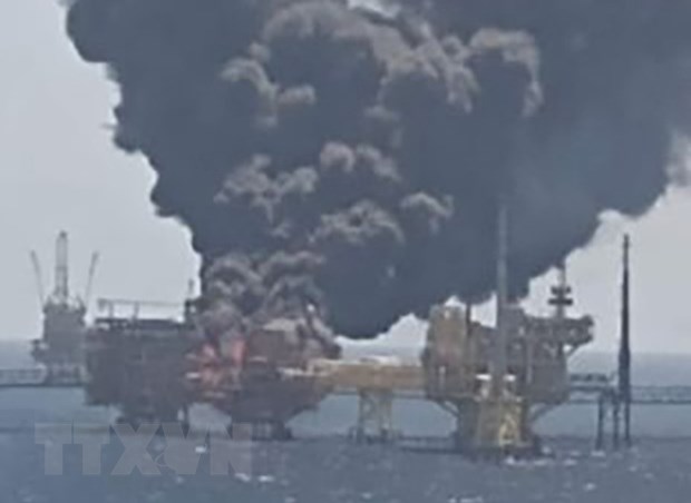 Khói bốc ngùn ngụt tại hiện trường vụ nổ gây cháy trên giàn khoan dầu Ku-Alpha ở mỏ dầu Ku-Maloob-Zaap, ngoài khơi bờ biển Tabasco và Campeche trên Vịnh Mexico. (Ảnh: Twitter/TTXVN)
