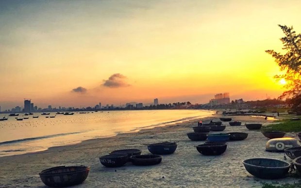 Best Vietnamese destinations for ‘Awe Walk’ after COVID-19 Bãi biển ở Đà Nẵng lúc xế chiều Ảnh nhandan.vn