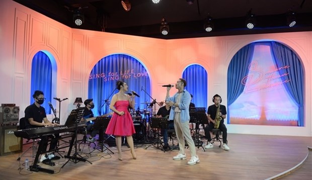 Online music programme raises funds for COVID-19 affected people The music performance programme themed “Sing for life, Sing for love” raises funds for COVID-19 affected people (Photo: VNA)