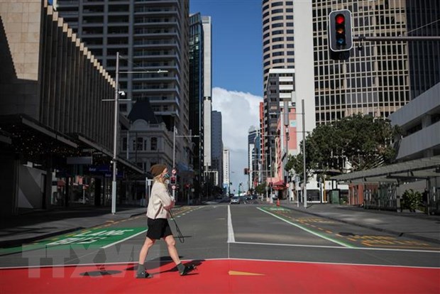 Cảnh vắng vẻ tại một tuyến phố ở Auckland, New Zealand khi lệnh phong tỏa được áp dụng để phòng chống dịch COVID-19, ngày 18/8/2021. Ảnh: THX/TTXVN