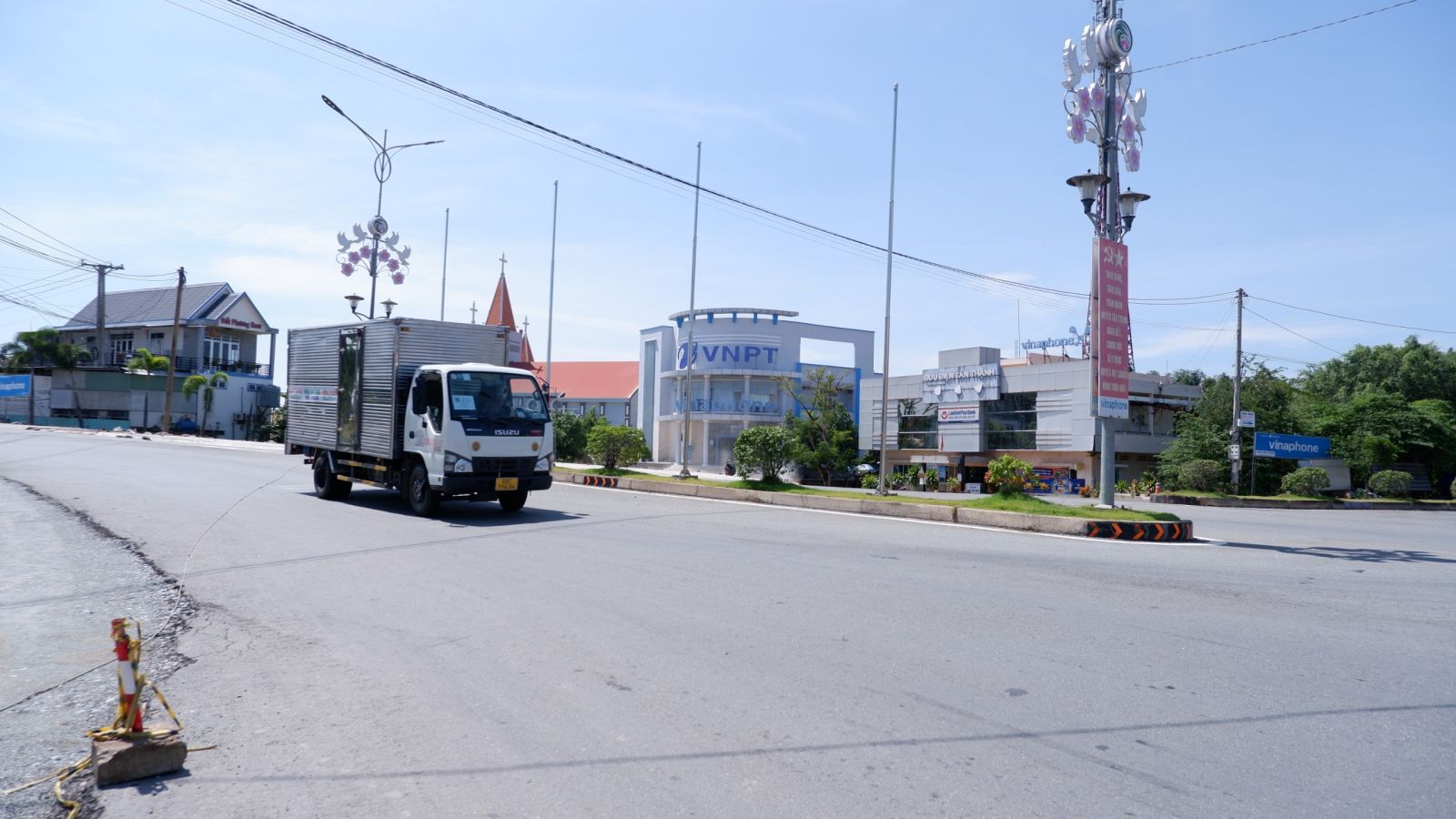 Industry, commerce and services created conditions to develop Tan Thanh is the gateway to the Dong Thap Muoi region and the western provinces, so it has many advantages in industrial, commercial and service development