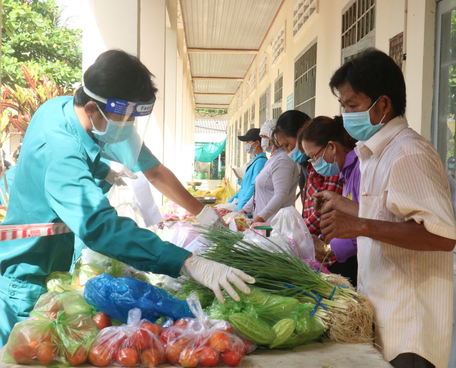 Điểm bán hàng bình ổn giá không chỉ hỗ trợ người dân mà còn góp phần đưa hàng Việt đến với người tiêu dùng (Ảnh tư liệu)