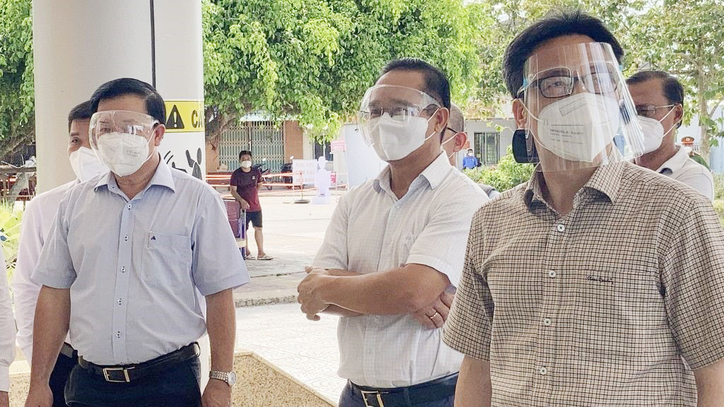 Deputy PM – Vu Duc Dam (R) with Secretary of the Provincial Party Committee, Head of the Steering Committee for Covid-19 Prevention and Control of Long An Province – Nguyen Van Duoc (M) at Hau Nghia Regional General Hospital