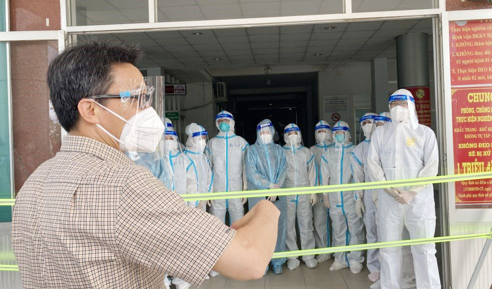 Deputy PM - Vu Duc Dam visits and encourages the medical staff of nurses and doctors directly treating F0 patients at Hau Nghia Regional General Hospital in Duc Hoa district