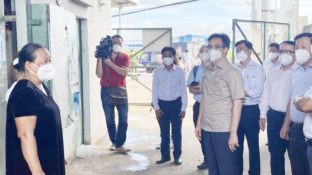 Deputy PM - Vu Duc Dam and leaders of Long An province visit people staying at inns in Duc Hoa townlet, Duc Hoa district