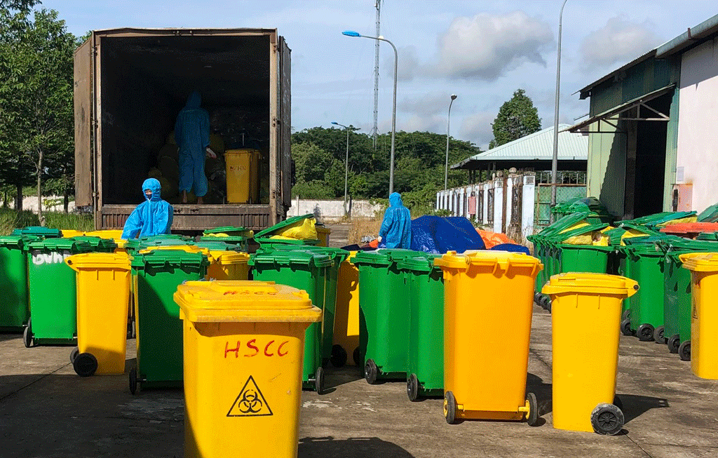 Tổ hỗ trợ xử lý công tác bảo vệ môi trường hướng dẫn phân loại rác tại nguồn nhằm hạn chế, giảm chất thải nguy hại