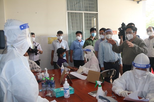 PM Pham Minh Chinh examines vaccination against COVID-19 in Thanh Phu commune in Vinh Cuu district, Dong Nai province. (Photo: VNA) 