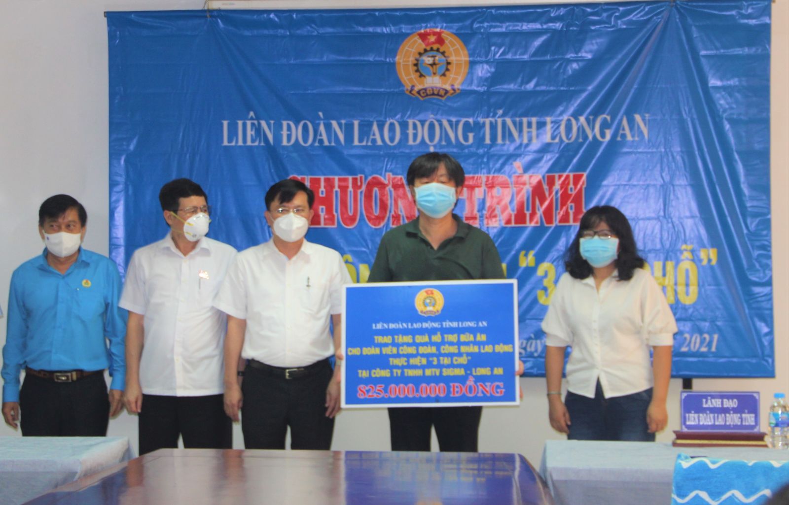 Long An: '3-on-site’ employees supported Standing Deputy Secretary of the Provincial Party Committee - Nguyen Thanh Hai (3rd, L) presents a symbolic board with the support amount of 825 million VND to SIGMA Long An One-Member Co., Ltd.