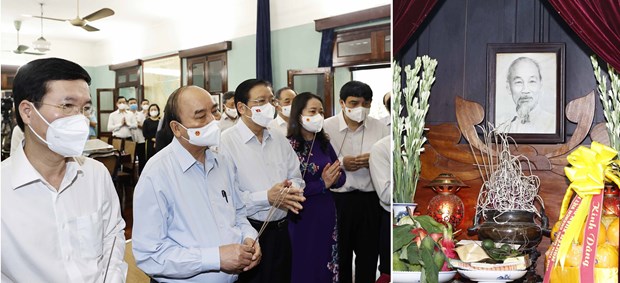 President Nguyen Xuan Phuc (second, left) offers incense in tribute to President Ho Chi Minh (Photo: VNA)