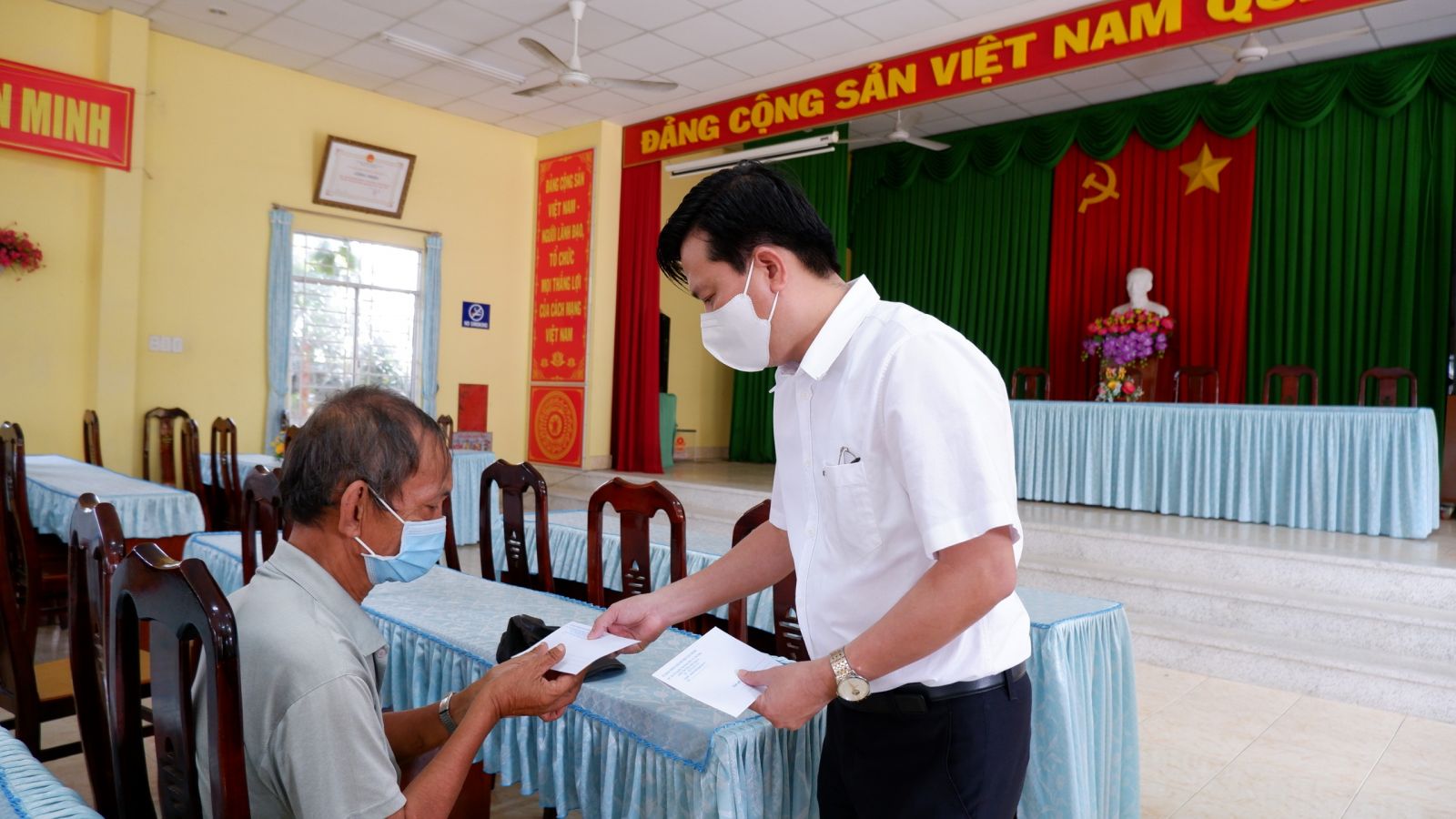 Long An: Workers facing difficulties due to Covid-19 pandemic supported over 220 billion VND Standing Deputy Secretary of the Provincial Party Committee - Nguyen Thanh Hai gives money to support difficult workers due to the impact of the Covid-19 epidemic (Photo: Kim Ngoc)